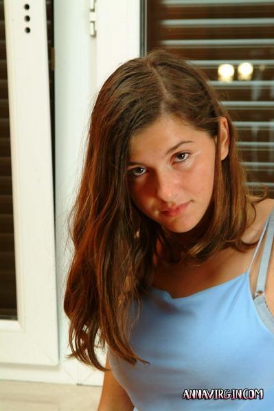 Bilder von Teenie-Model Anna Jungfrau, die in ihrem Höschen chillt
 #53245377
