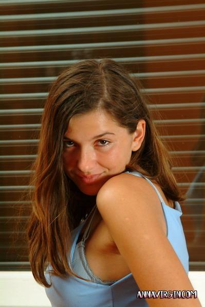 Bilder von Teenie-Model Anna Jungfrau, die in ihrem Höschen chillt
 #53245423
