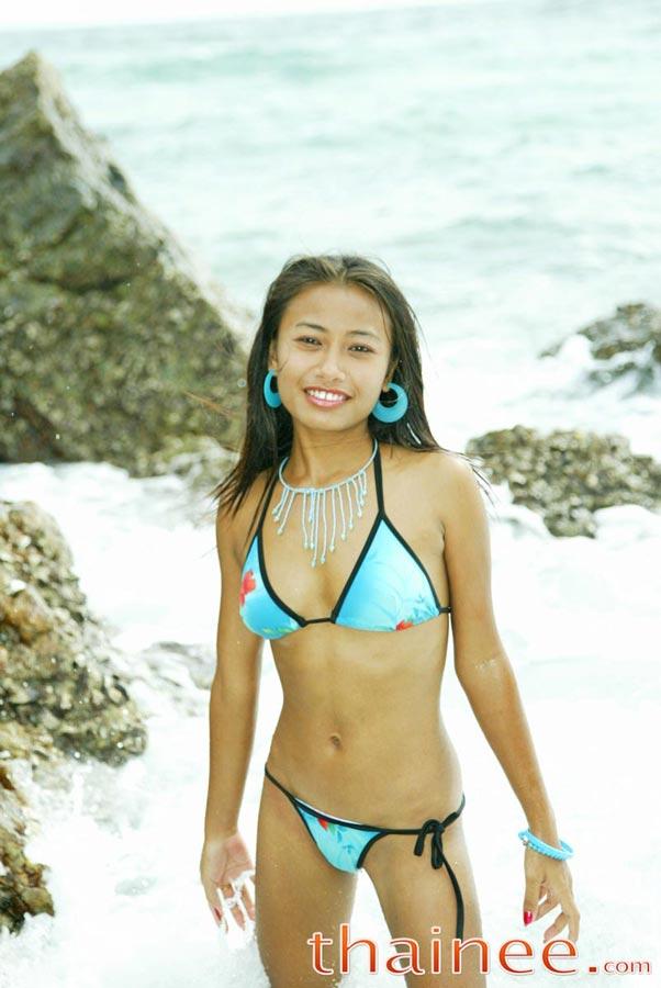 Photos de Thainee se dénudant sur la plage
 #60092632