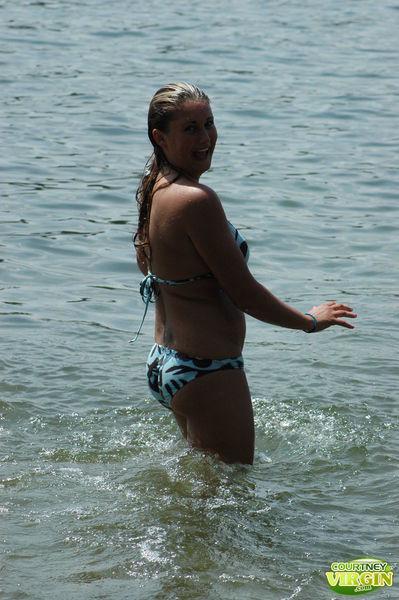 Photos de Courtney Vierge s'exhibant derrière son bikini
 #53872389