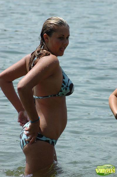 Photos de Courtney Vierge s'exhibant derrière son bikini
 #53872410