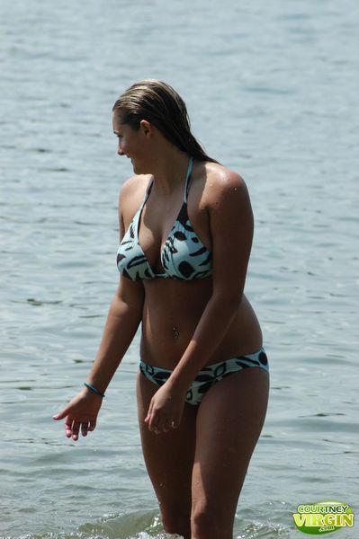 Photos de Courtney Vierge s'exhibant derrière son bikini
 #53872584
