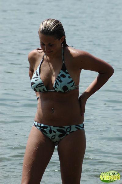 Immagini di courtney vergine lampeggiante da dietro il suo bikini
 #53872614