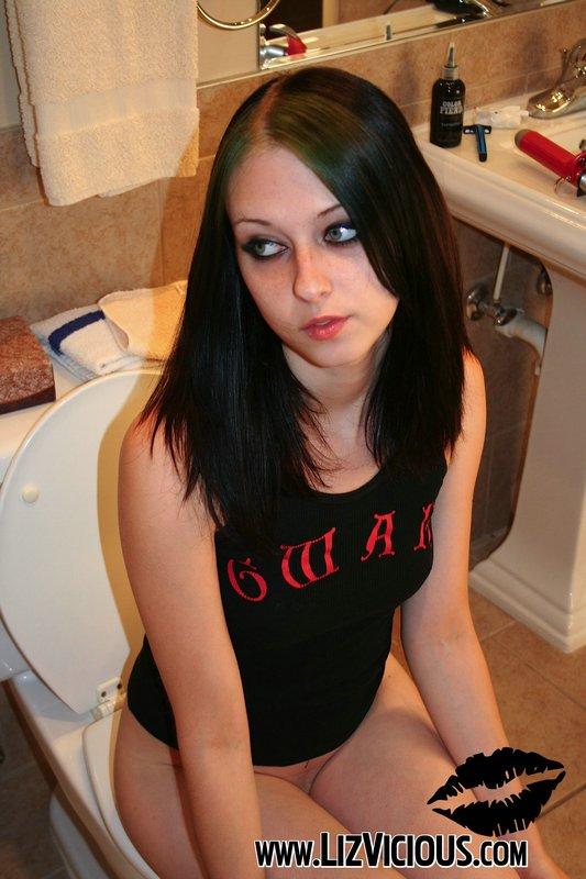 Pictures of Liz Vicious shaving her pussy in the bathroom #59032091