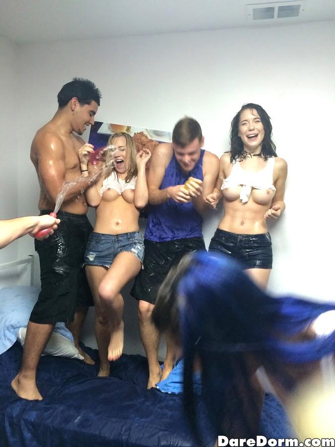 Bailey brooke y sus amigos de la universidad tienen una fiesta de sexo caliente en el dormitorio
 #53396495