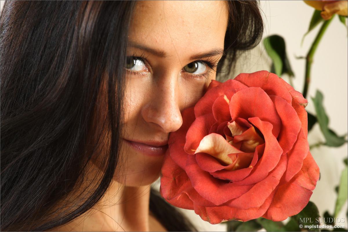 Mpl studios présente maria dans "five roses 2".
 #59428695