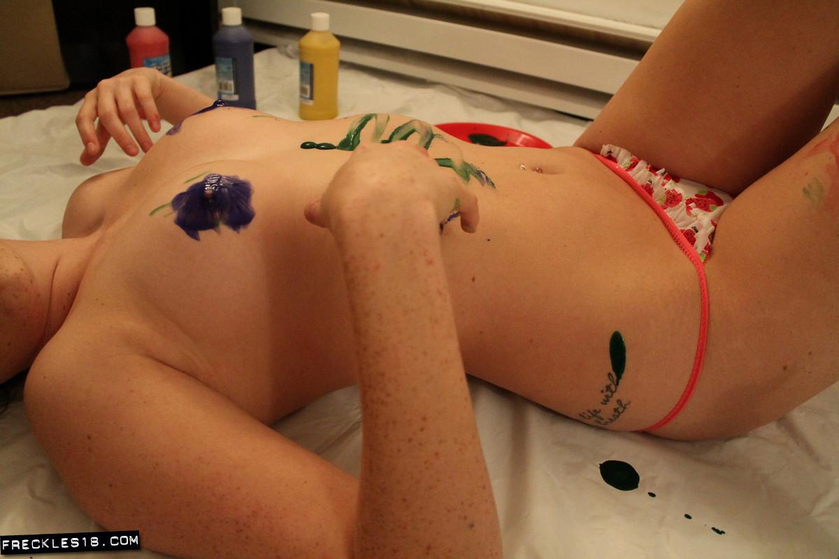 Une jeune sexy avec des taches de rousseur (18 ans) devient perverse avec de la peinture corporelle.
 #54413504
