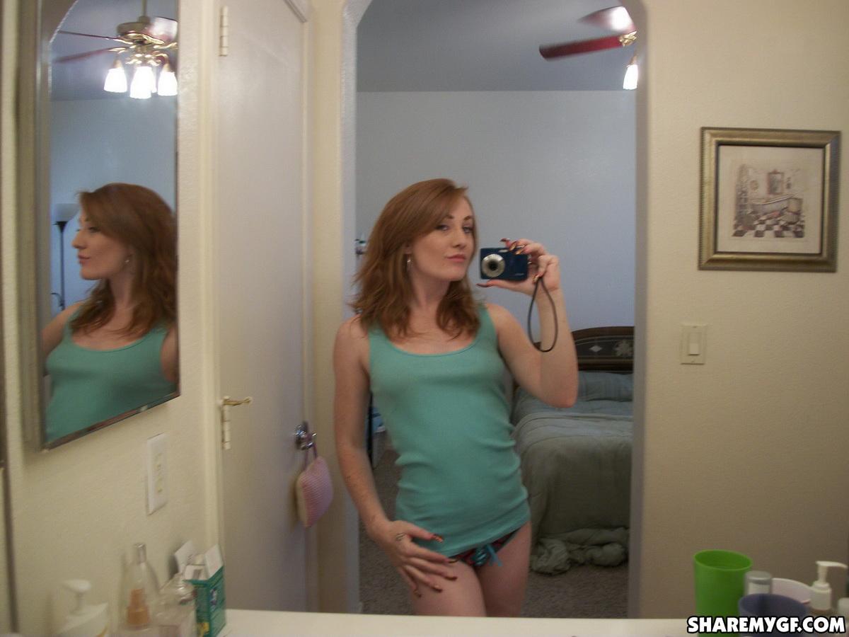 Novia sexy y en forma se hace autofotos en el espejo para su novio
 #60790770