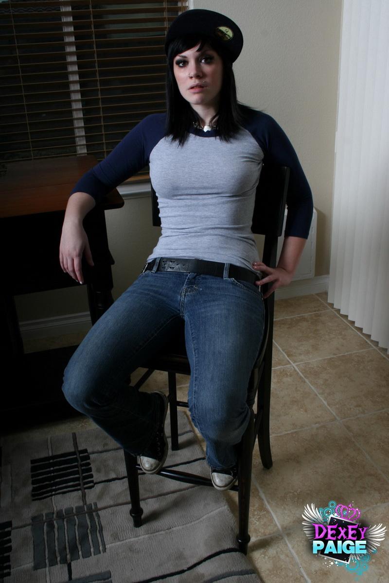 Dexey paige zeigt ihren köstlichen kleinen Arsch, als sie ihre enge Jeans herunterzieht
 #53166235