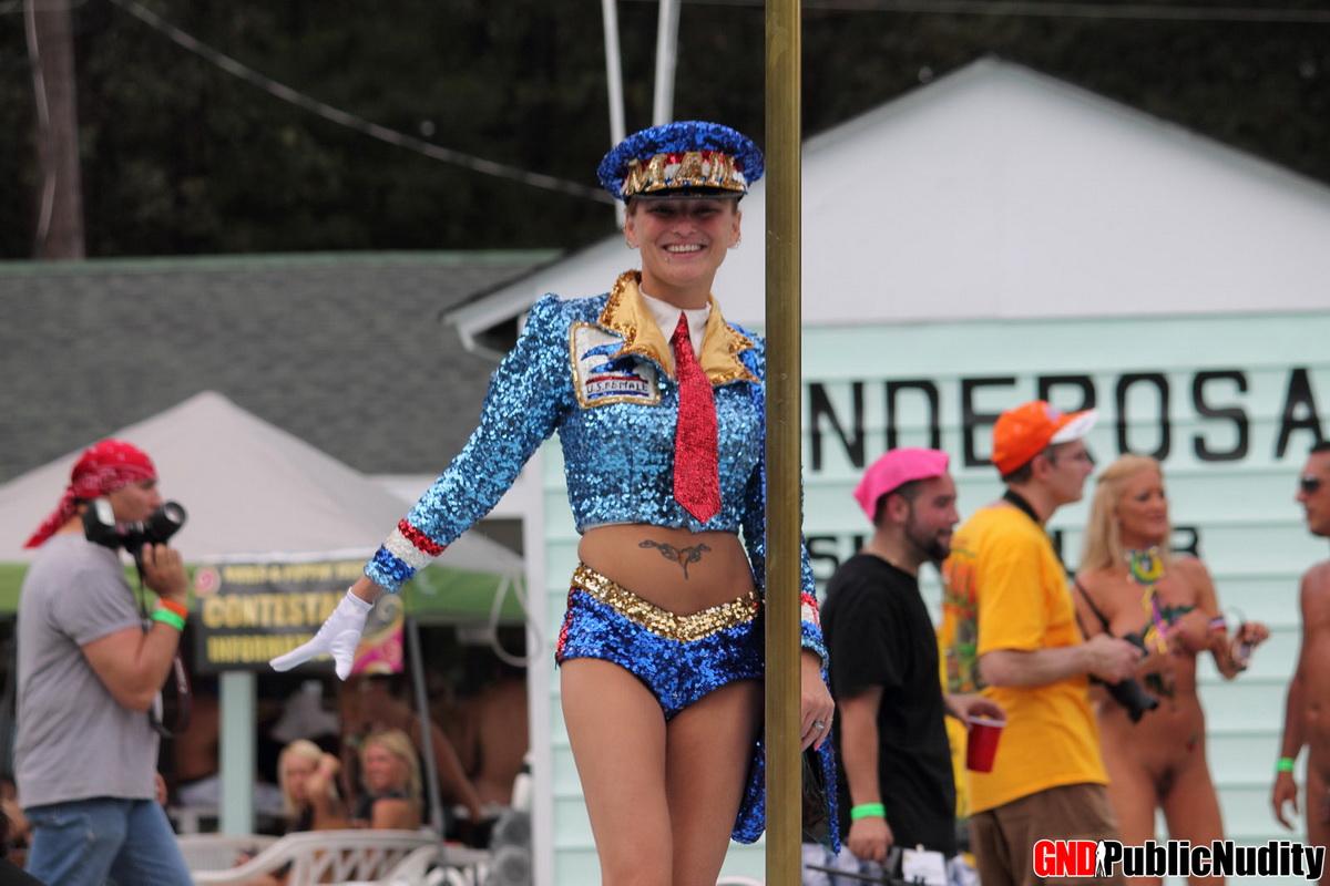 Calientes strippers compiten por premios en una fiesta de desnudez pública al aire libre
 #60506737