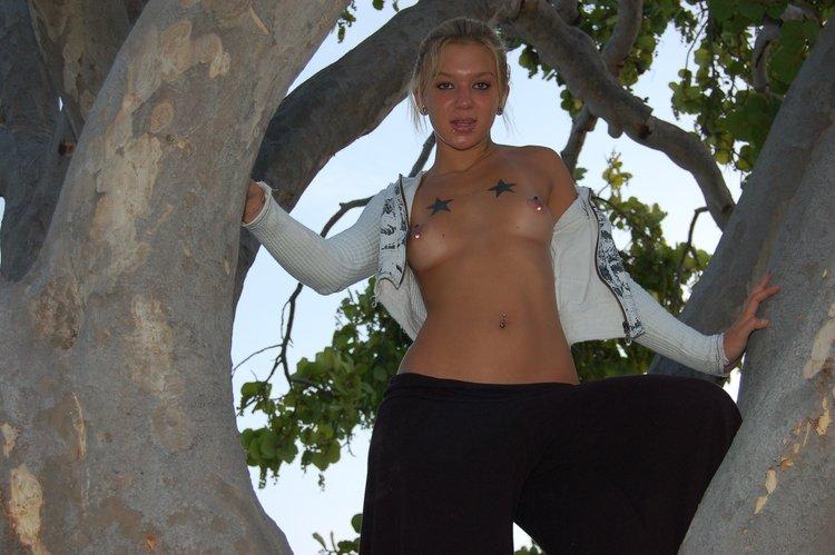 Bilder von sexy lette, die oben ohne auf einen Baum klettert
 #59952445