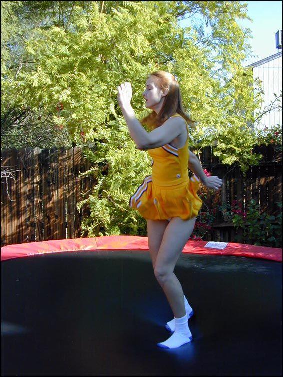 Immagini di due cheerleader su un trampolino
 #60578476