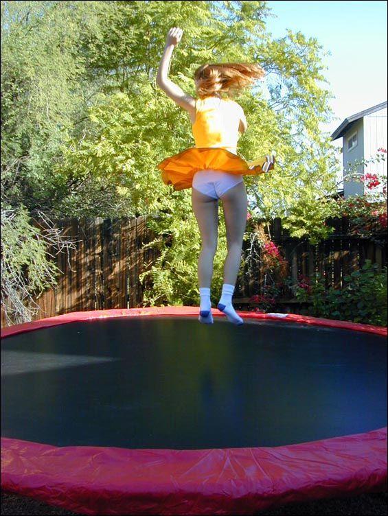 Immagini di due cheerleader su un trampolino
 #60578490