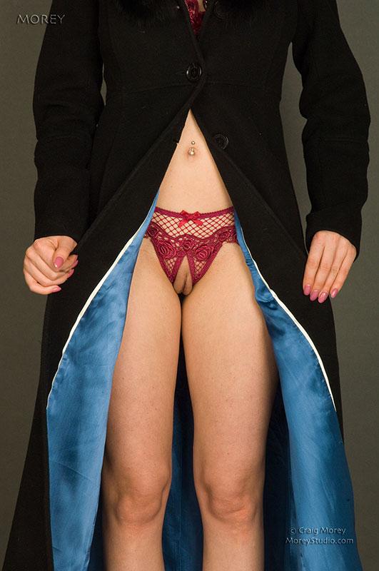 Vollbusige Brünette Heather legt eine Augenbinde an und spreizt ihre Beine
 #54738560