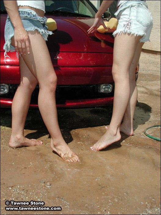 車を洗う2つのホットティーンの女の子の写真
 #60063987