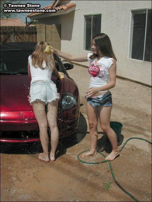 車を洗う2つのホットティーンの女の子の写真
 #60063999