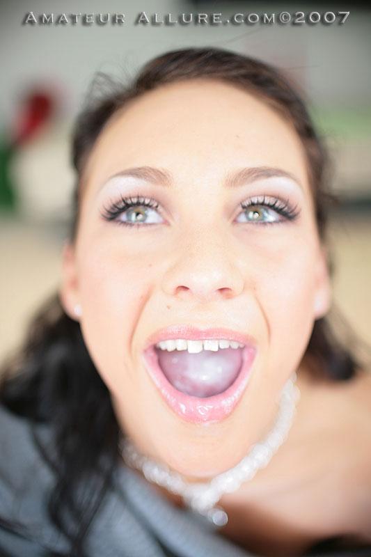 Joven super caliente chupando polla se traga una corrida
 #55491152