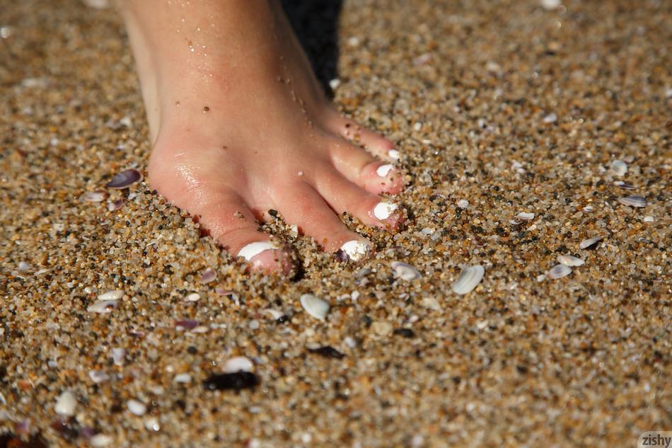 Brunetta coed bea wolf si prende in giro sulla spiaggia in "real beachy"
 #60937778