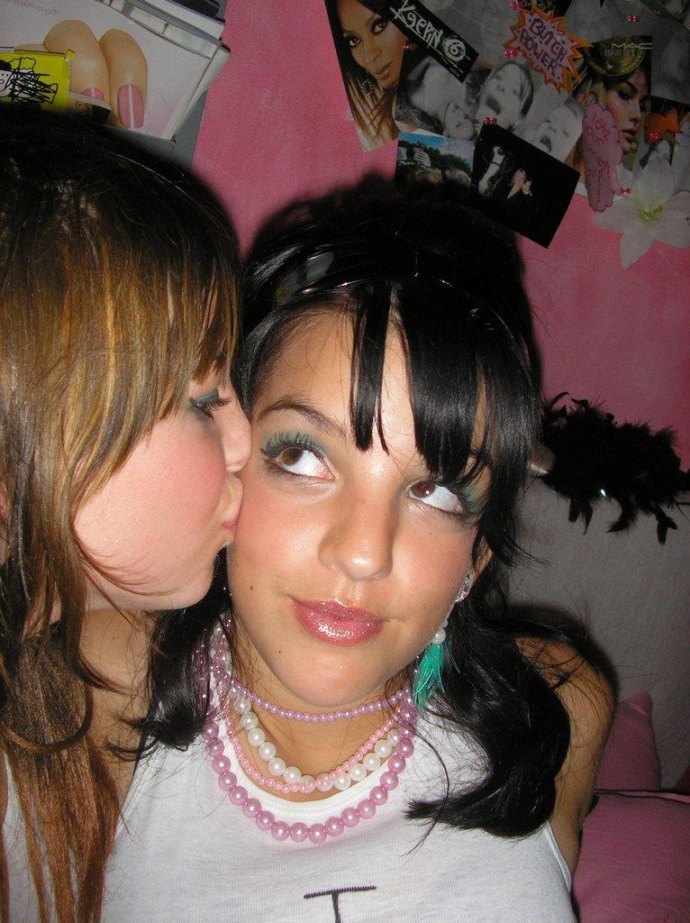 Bilder von zwei heißen bi-sexuellen Freundinnen, die sich küssen
 #60848018