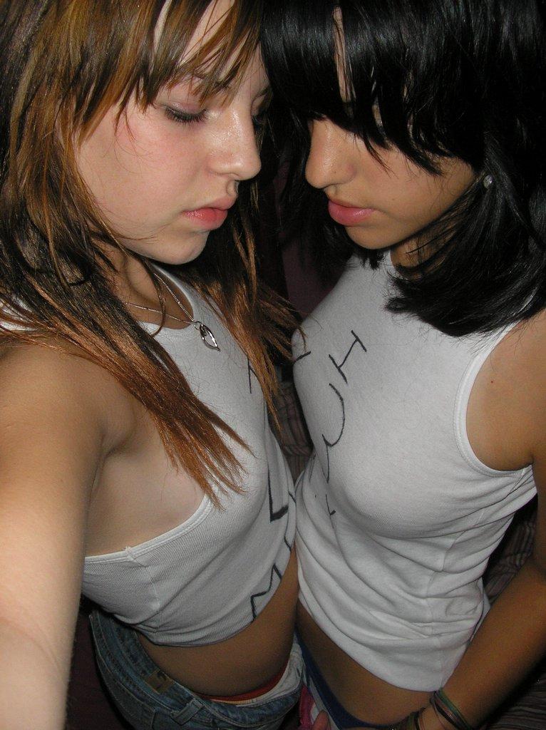 Bilder von zwei heißen bi-sexuellen Freundinnen, die sich küssen
 #60848046