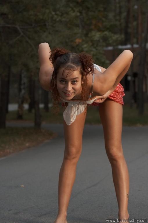 Bilder von Teenager-Model Natasha Shy beim Strippen im Freien
 #59703305