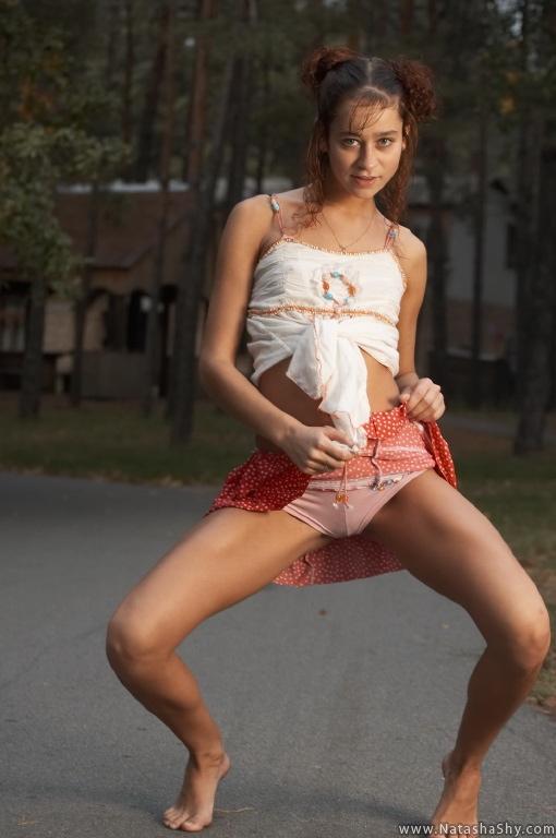 Photos de natasha shy, mannequin adolescente, se déshabillant en plein air
 #59703347