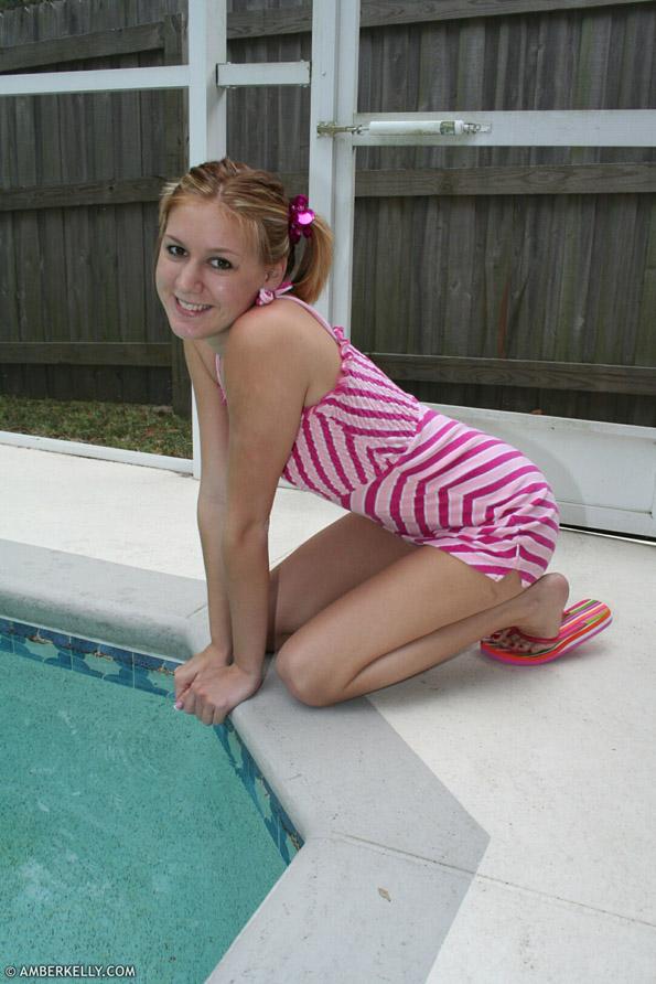 Photos de la star jeune Amber Kelly s'exhibant au bord de la piscine
 #53089600