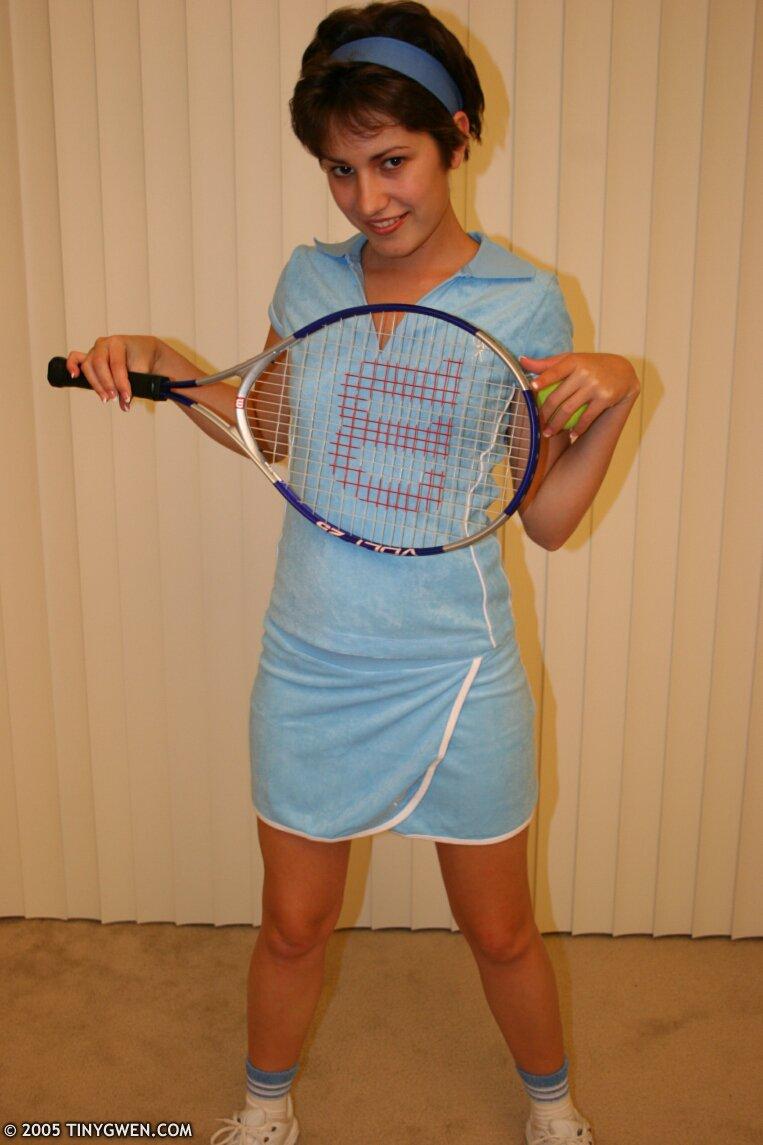 Bilder von winzigen Gwen entblößt ihre Titten, während sie Tennis spielt
 #60103119