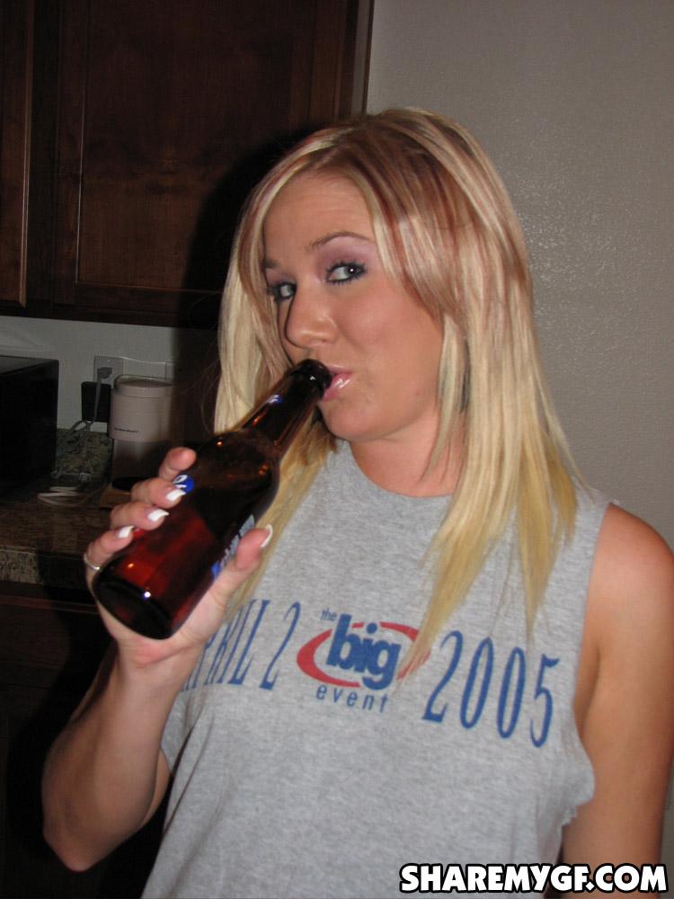 Heiße blonde Studentin trinkt ein Bier und zeigt ihre lustigen Teile
 #60797288