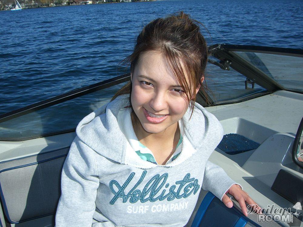 Foto della camera di bailey teenager spogliarsi su una barca
 #53404804