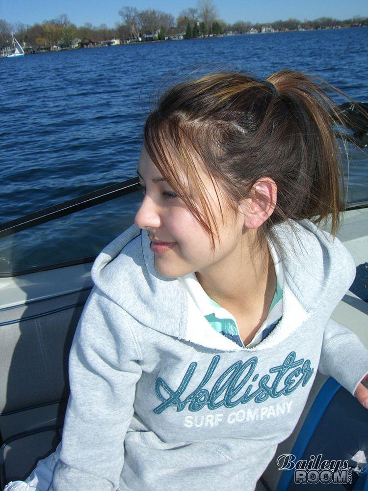 Foto della camera di bailey teenager spogliarsi su una barca
 #53404835