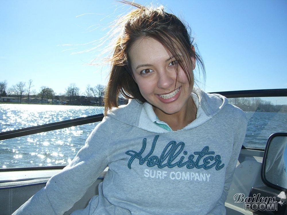 Foto della camera di bailey teenager spogliarsi su una barca
 #53404895