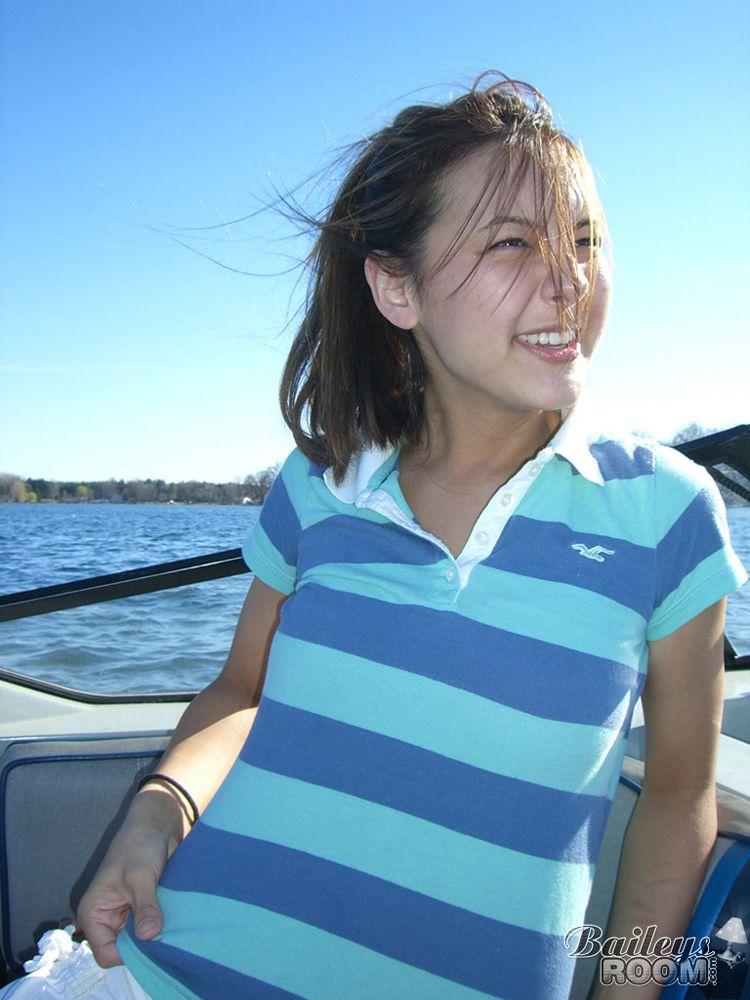 Foto della camera di bailey teenager spogliarsi su una barca
 #53404914