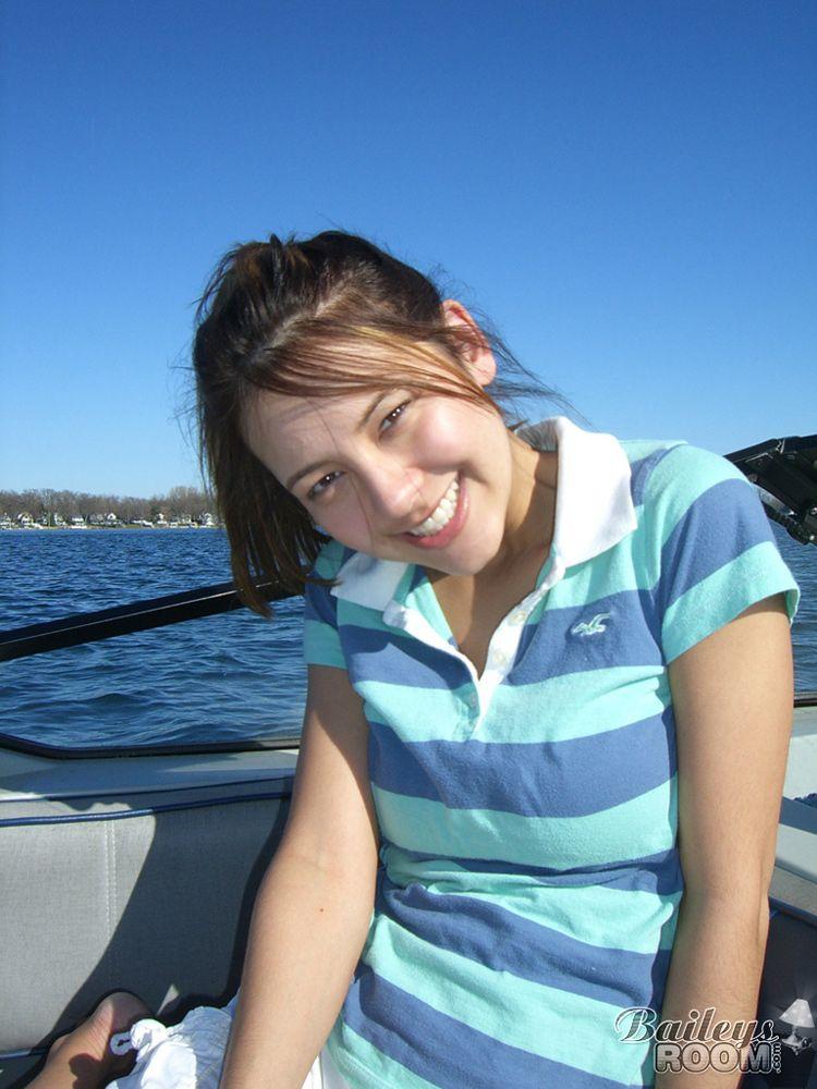 Foto della camera di bailey teenager spogliarsi su una barca
 #53405000