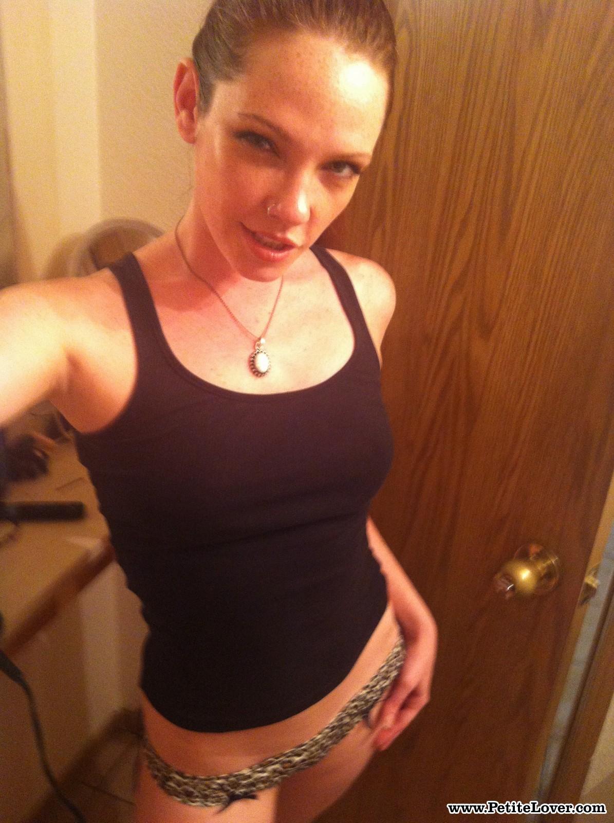 Sexy rothaarige Mädchen raine teilt einige sexy selfies mit Ihnen
 #58041538