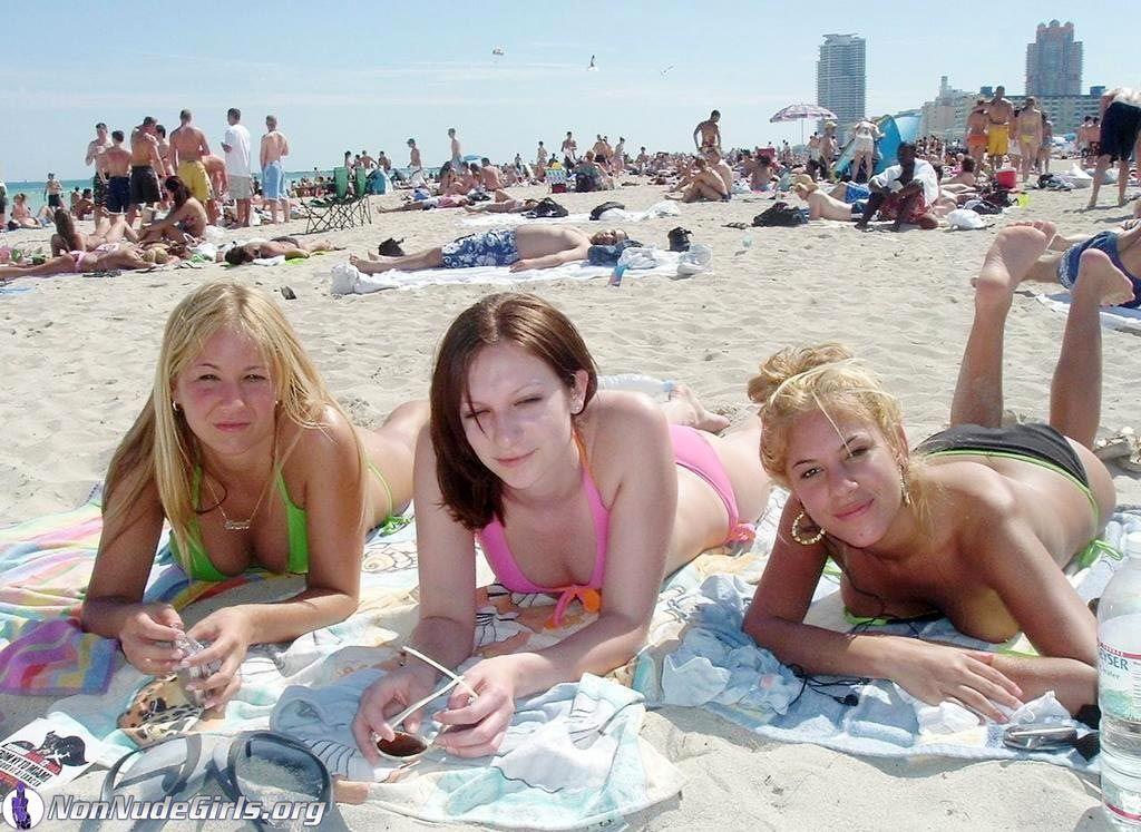 Immagini di ragazze super calde in bikini
 #60681902