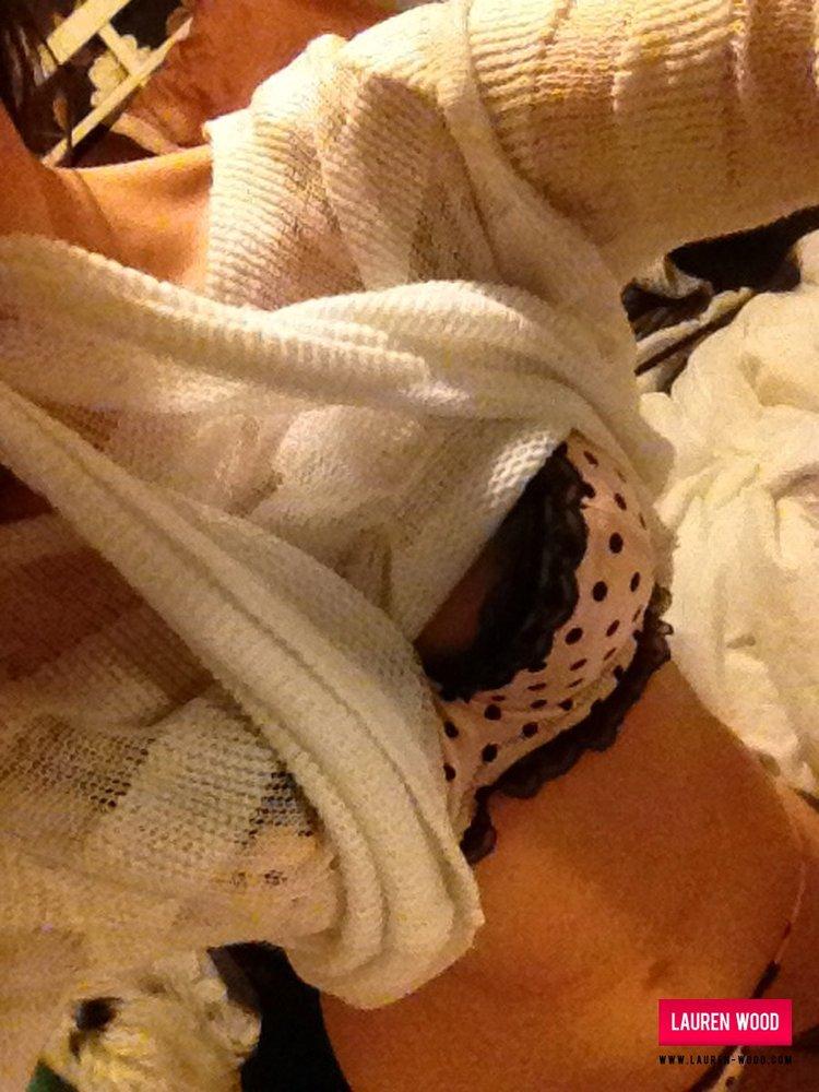 Lauren si toglie il suo top e la sua lingerie di pizzo per rivelare le sue curve sexy
 #58856253