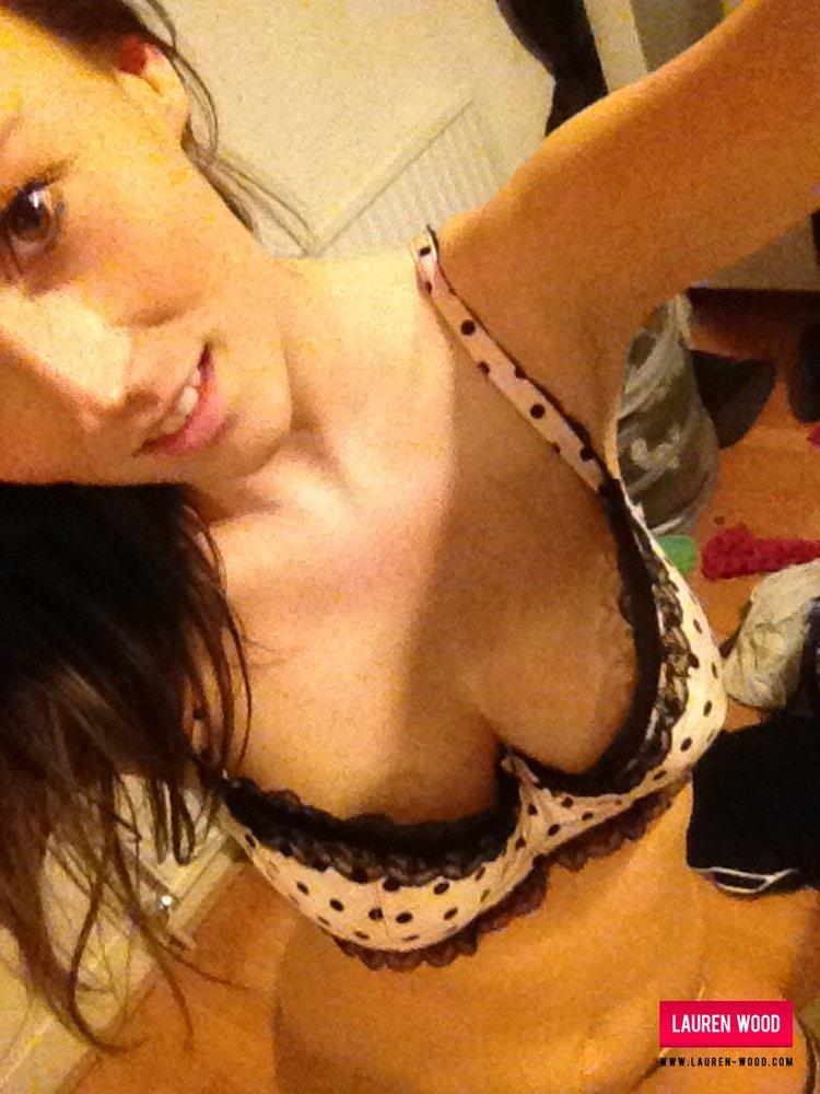 Lauren si toglie il suo top e la sua lingerie di pizzo per rivelare le sue curve sexy
 #58856317