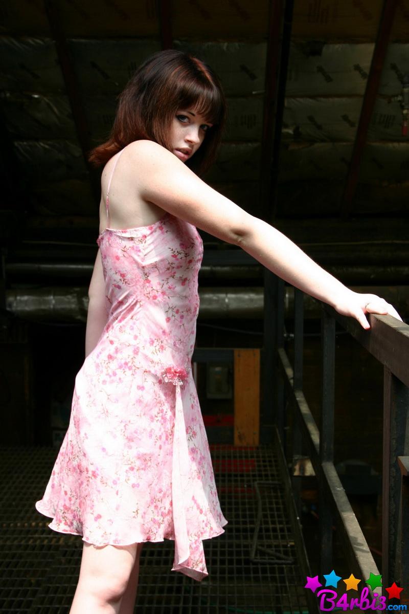 Barbie sexy et aguicheuse montre ses seins volumineux en se déshabillant dans un bâtiment abandonné.
 #53413704