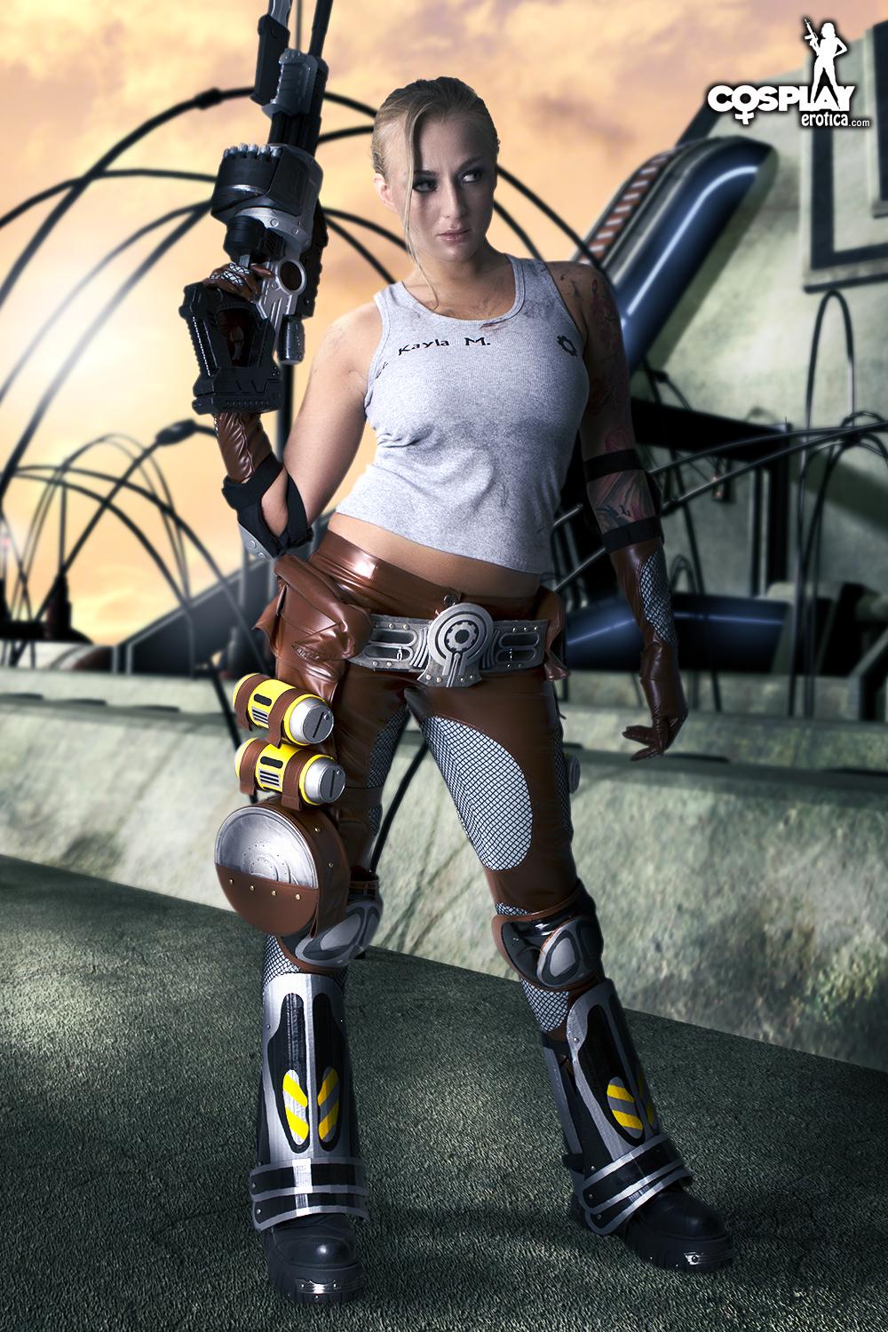Le mannequin aux gros seins Kayla est habillée en Anya Stroud de Gears of War.
 #58176066