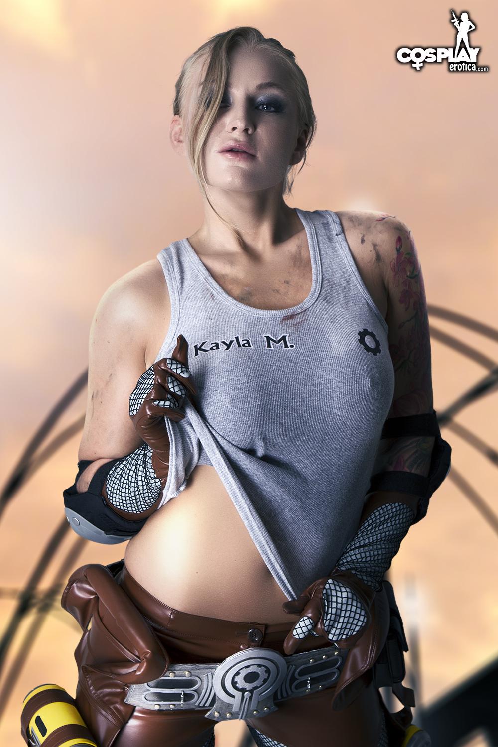Le mannequin aux gros seins Kayla est habillée en Anya Stroud de Gears of War.
 #58176132