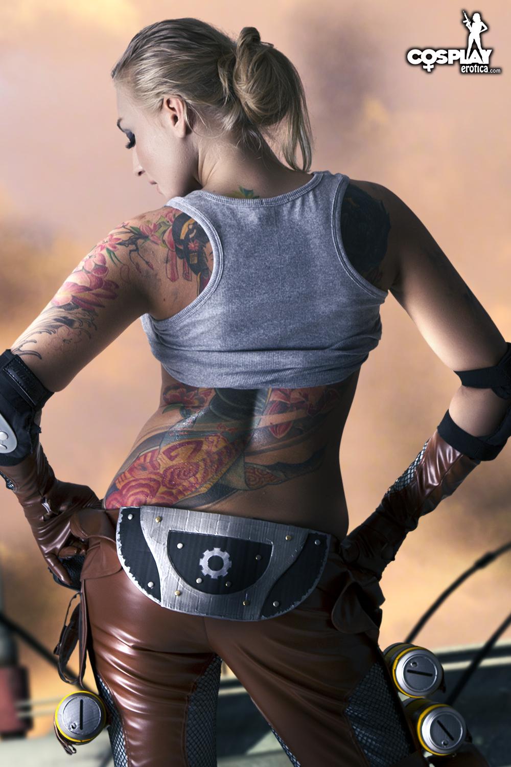 Le mannequin aux gros seins Kayla est habillée en Anya Stroud de Gears of War.
 #58176196