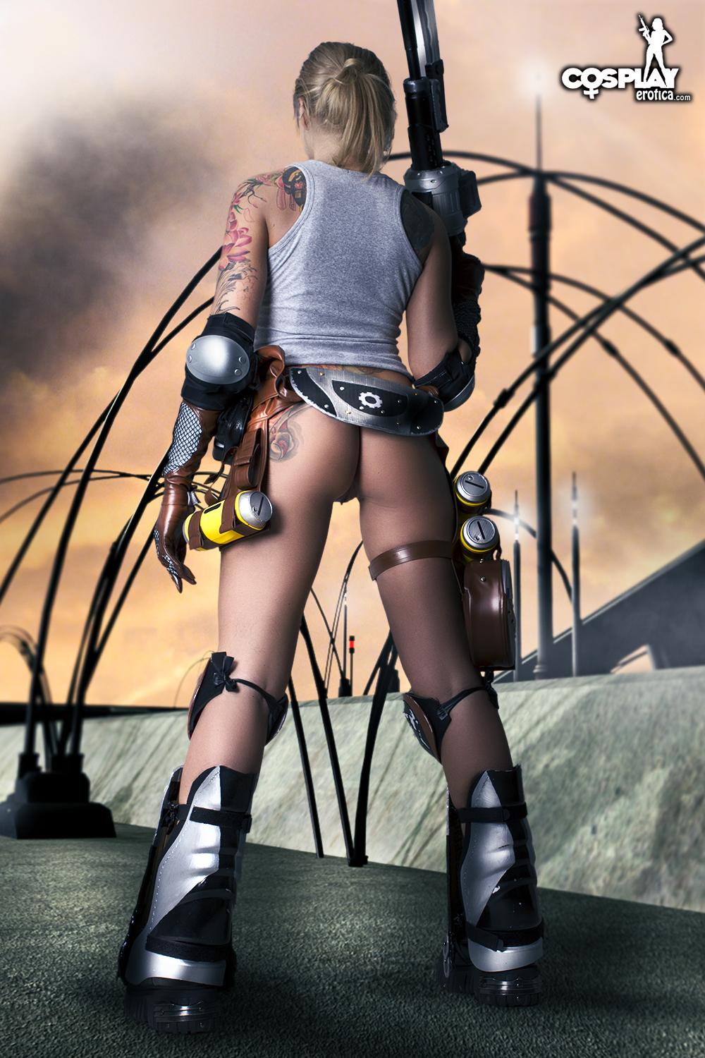 Le mannequin aux gros seins Kayla est habillée en Anya Stroud de Gears of War.
 #58176228