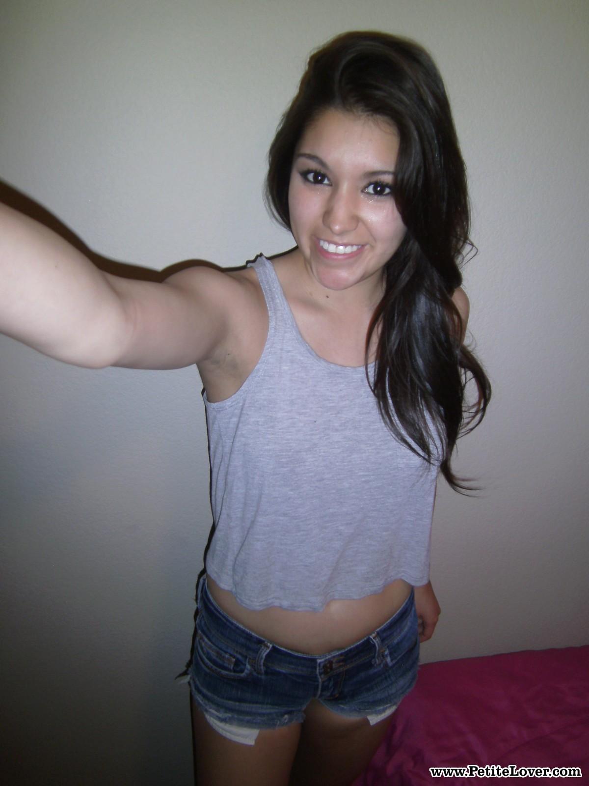 ラテン系女子高生のセレーナ・サントロがホットな自撮り写真を公開
 #59943465