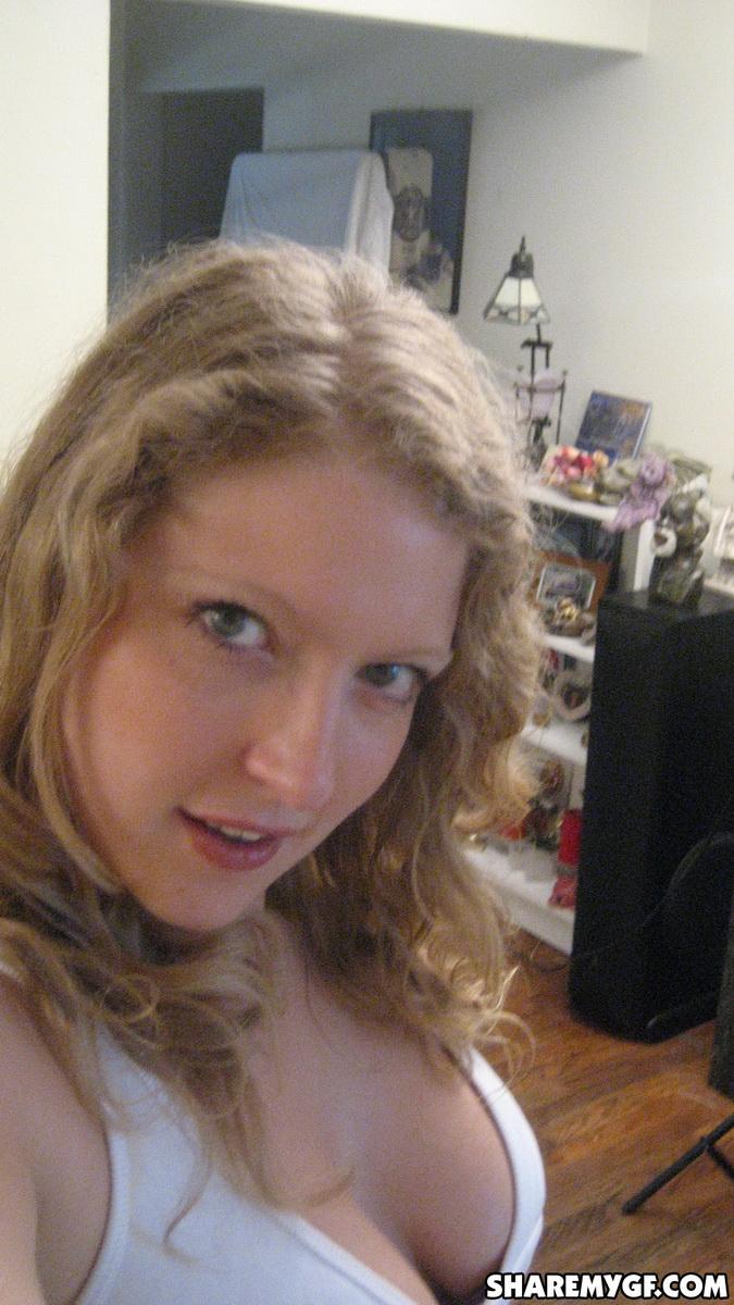 Busty blonde Freundin zeigt ihre riesigen Titten, wie sie selfshot Spiegel Bilder nimmt
 #60792889