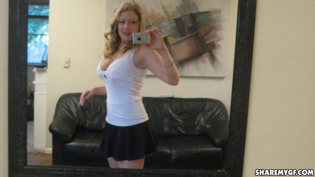 Fidanzata bionda busty mostra le sue enormi tette mentre si fotografa allo specchio
 #60792899
