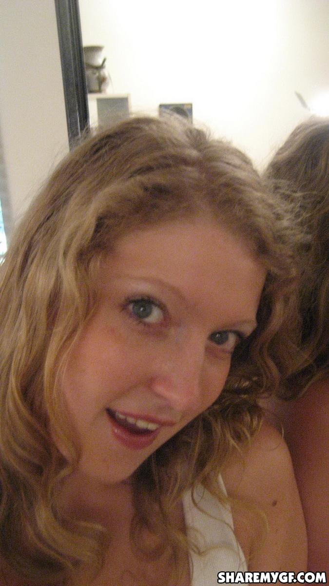 Busty blonde Freundin zeigt ihre riesigen Titten, wie sie selfshot Spiegel Bilder nimmt
 #60792909