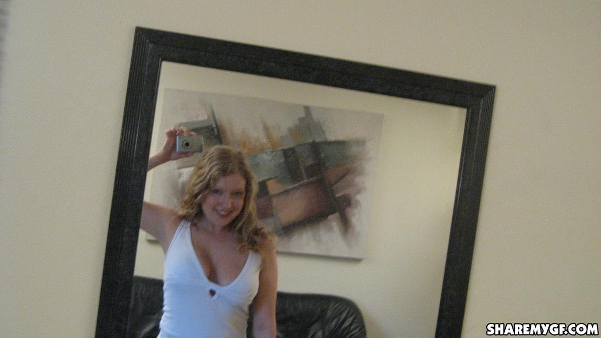 Fidanzata bionda busty mostra le sue enormi tette mentre si fotografa allo specchio
 #60792921
