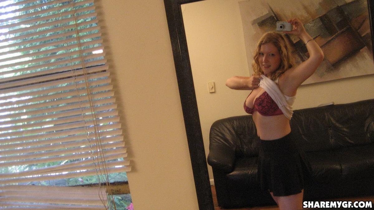 Fidanzata bionda busty mostra le sue enormi tette mentre si fotografa allo specchio
 #60792960