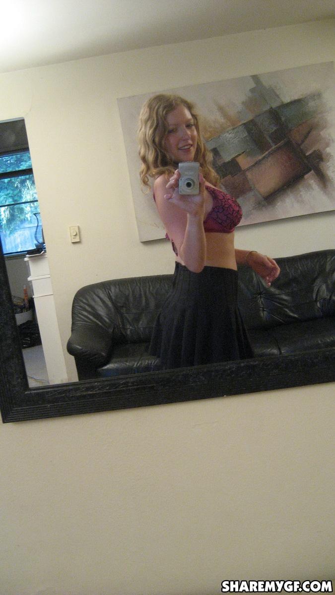 Fidanzata bionda busty mostra le sue enormi tette mentre si fotografa allo specchio
 #60792980